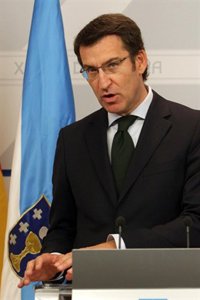 Feijóo desea "suerte y buena mano" a Fomento para solucionar el conflicto de los controladores en Lavacolla