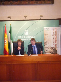 El director general de Innovación e Industrias Culturales, Andrés Luque, y la in