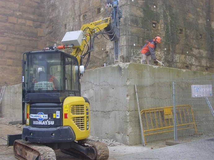 Nota De Prensa Empiezan A Demoler La Base De Hormigón De La Puerta De Sevilla