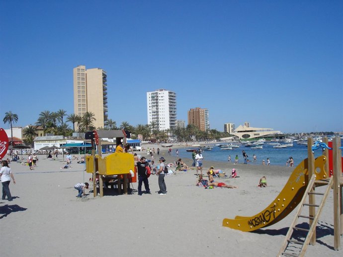 Playa Mar Menor con sus pescaderías de fondo