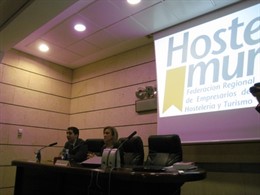 El consejero de Cultura y Turismo, Pedro Alberto Cruz, y la presidenta de Hostem