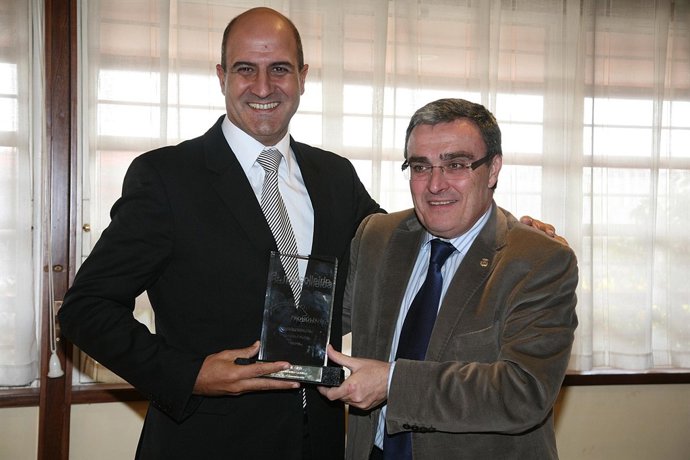 Florido, a la izquierda, recibe el premio de manos del alcalde de Lleida