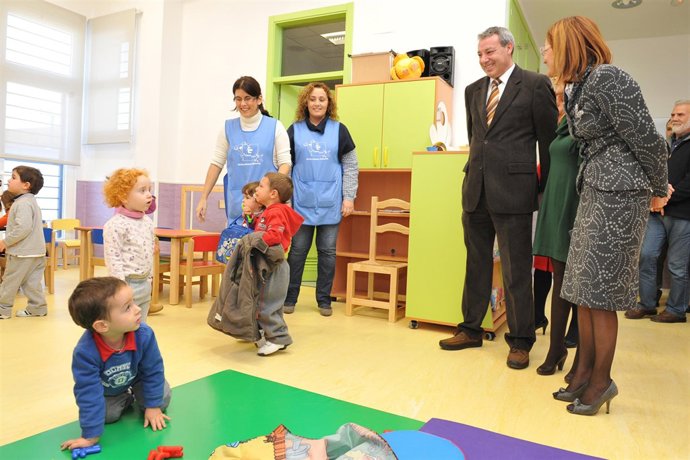 El consejero de Educación, Francisco ÁLvarez de la Chica, inaugura una guardería