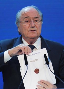 Blatter anuncia que Rusia organizará el mundial en 2018