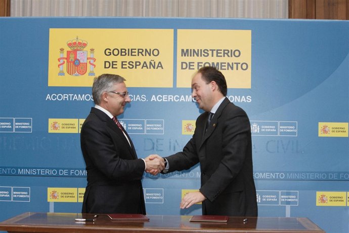 El ministro de Fomento y el alcalde de Calatayud tras firmar el acuerdo en Madri