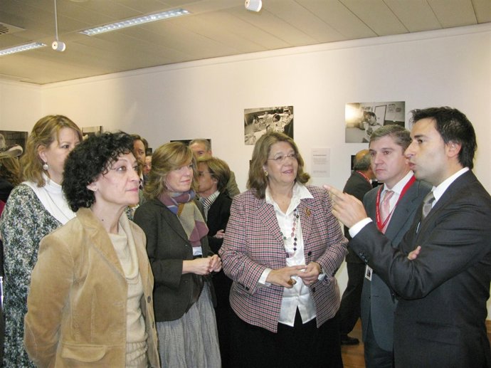 NP Y FOTO//Elvira Rodríguez Inaugura Una Exposición Fotográfica Sobre La Vida Co