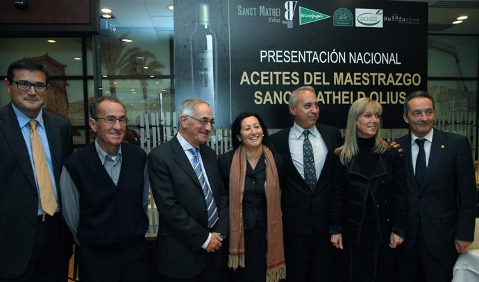 Maritina Hernández con representantes del sector oleícola de la Comunitat.