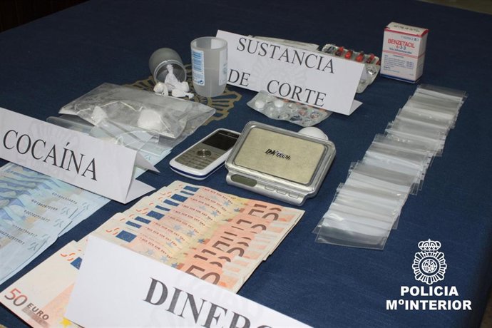 Droga, material y dinero incautado a un vecino de Pamplona que ha ingresado en p