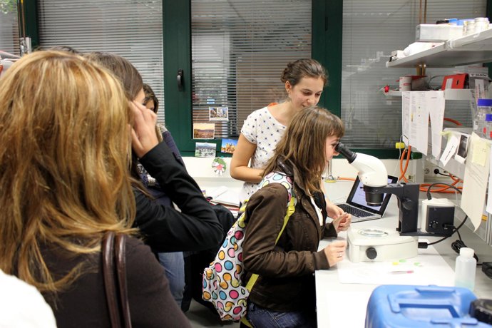 Alumnos adolescentes de centros públicos visitan la UPO