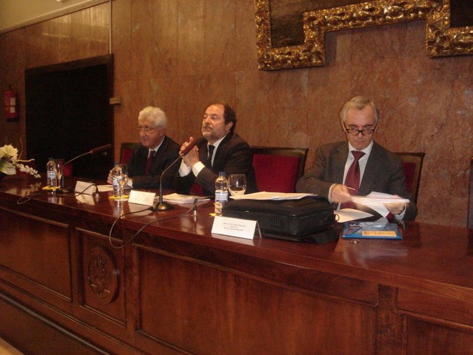 El Justicia de Aragón durante la inauguración de la jornada