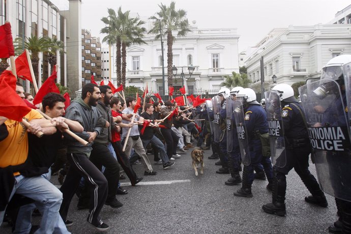 Universitarios griegos se enfrentan a la Policía