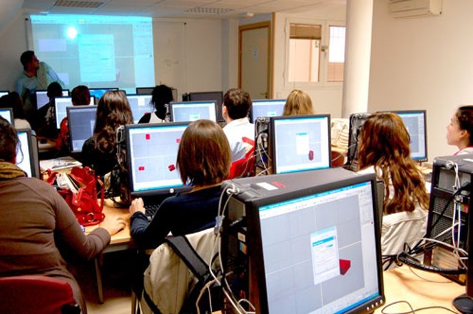 Jóvenes con ordenador