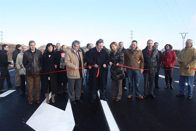 Momento del corte de la cinta sobre la nueva variante de Lodosa.