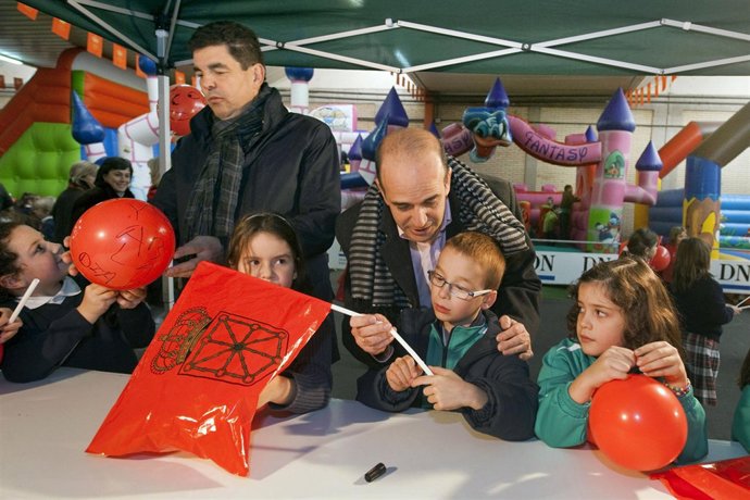 Catalán inaugura el parque infantil instalado en la antigua estación de Tudela.