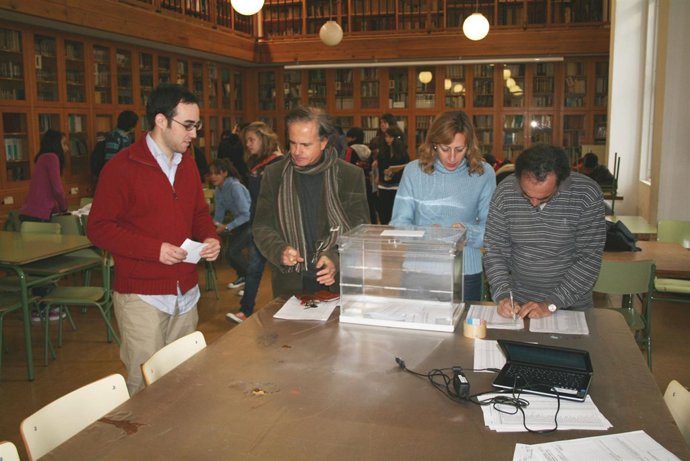 Docentes votan en las elecciones sindicales de la Comunitat.