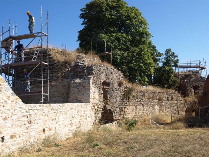 Obras de consolidación en la fortaleza de Constantina.