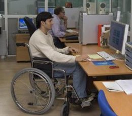 Trabajador discapacitado ordenador silla de ruedas