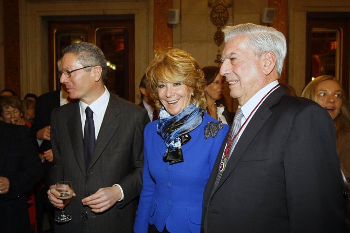 Aguirre, Gallardón y Vargas Llosa en el acto de nombramiento de Hijo Adoptivo de