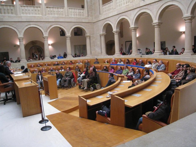 Momento del acto en el Parlamento riojano