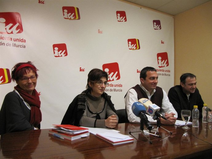 El coordinador regional de IU, José Antonio Pujante, y la portavoz de STERM, Ali