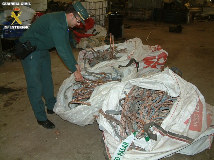 Un agente con cable de cobre recuperado