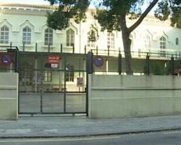 Los padres de un colegio hacen noche para evitar robos