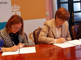 La consejera de Obras Públicas y Vivienda, Josefina Cruz Villalón, y la alcaldes