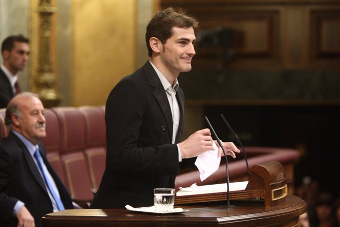 Iker Casillas leyendo la Constitución