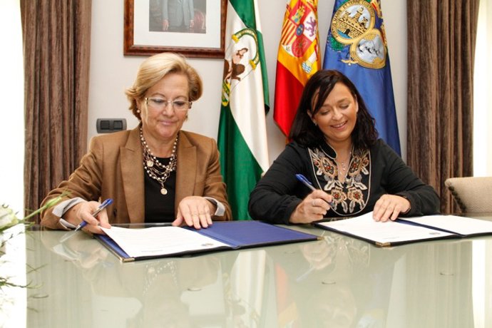 La presidenta de la Diputación, Petronila Guerrero, junto a la directora provinc
