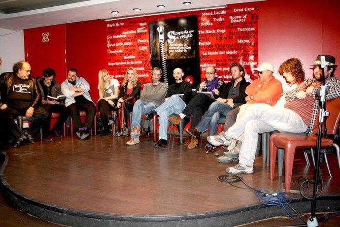 Los participantes en la antología.