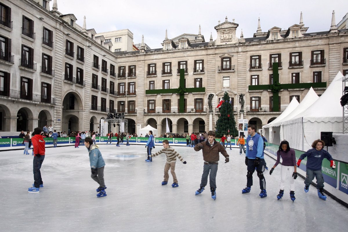 Inaugurada la pista de hielo de Santander con una exhibición de patinaje  artístico