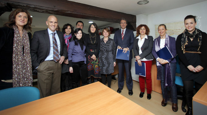 El alcalde y la concejala durante la visita. 