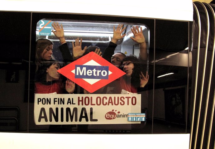 Manifestantes de Equanimal manifestandose en Metro de Madrid