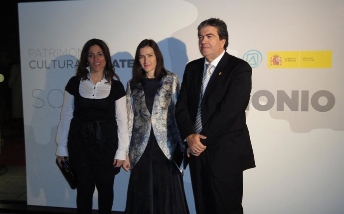 La ministra junto a los organizadores del festival