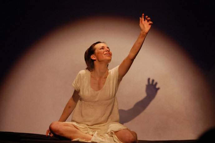 Domingo, 5 De Diciemb ESFINGE TEATRO Con TEJAS VERDES En La Casa De La