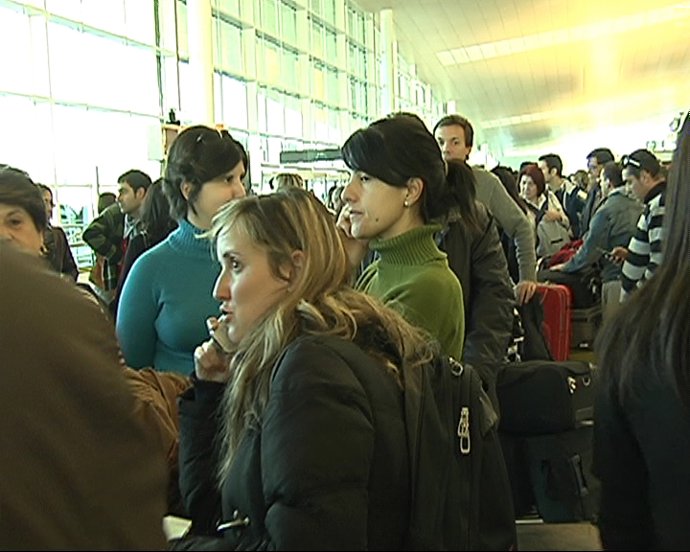 Pasajeros indignados se aglomeran en El Prat