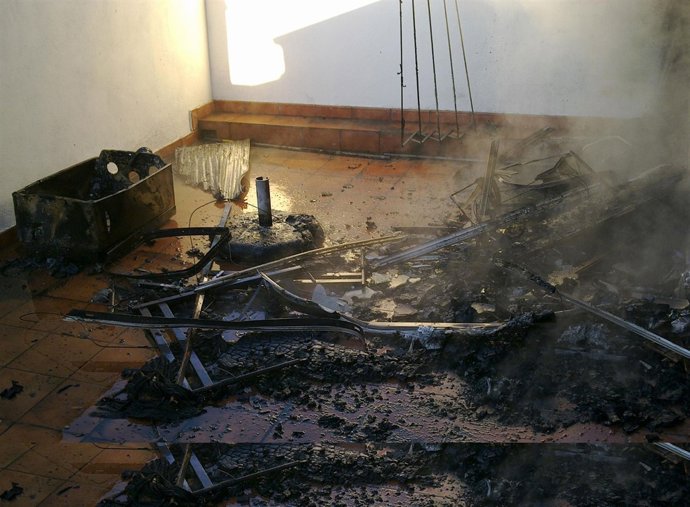 Restos de los bienes afectados por el fuego.