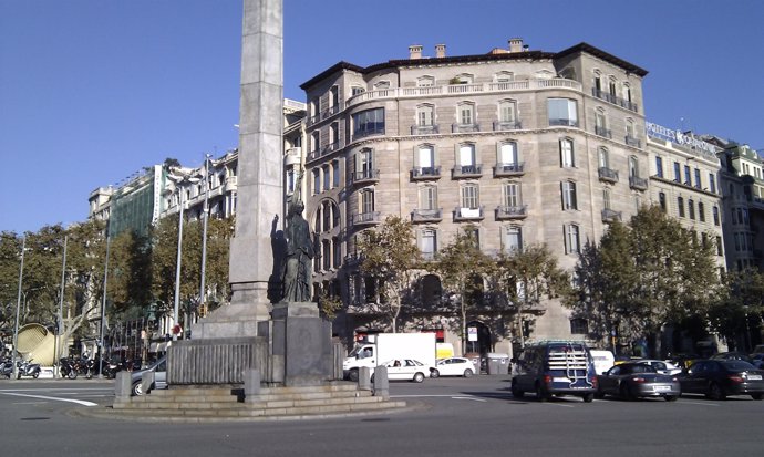 La escultura de la Victoria entre la Diagonal y el paseo de Gràcia de Barcelona