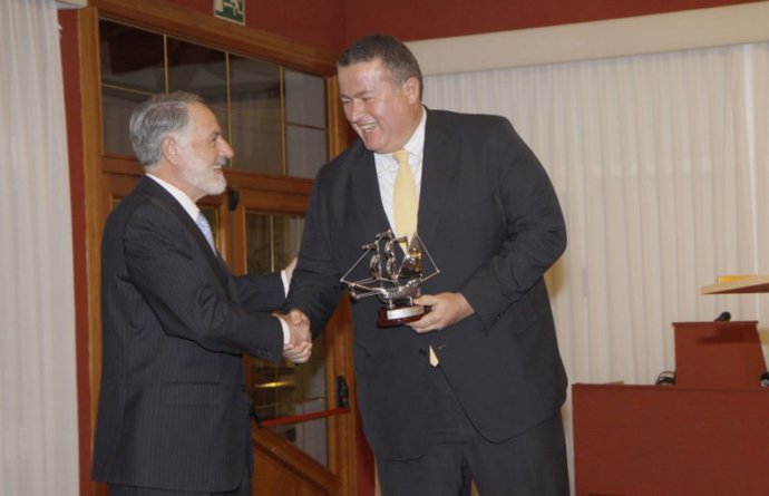 El alcalde de La Unión, Francisco Bernabé, recogiendo un galardón para el Festiv