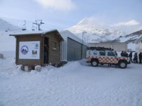 'Voluntarios de Lena' colabora con 'Cevisa' para instalar una cabaña en Valgrande-Pajares