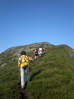 El senderismo, una de las posibilides que ofrecen los Valles Pasiegos. 