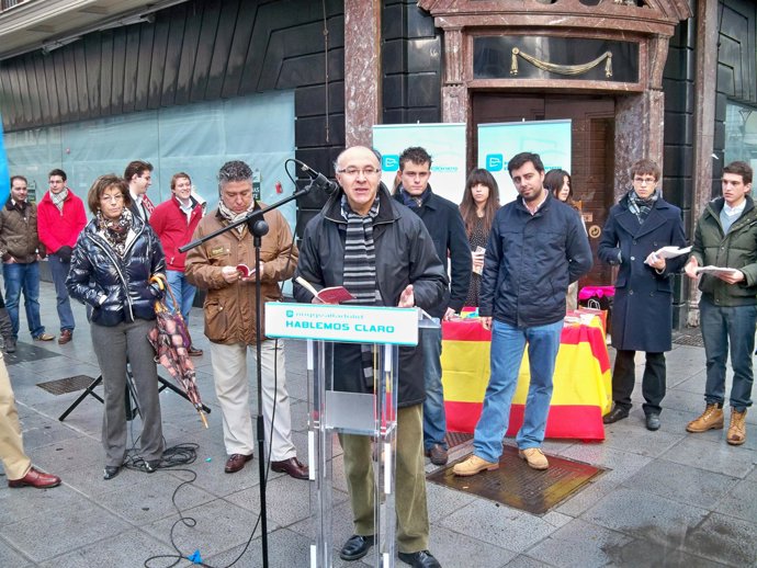 Ruiz Medrano lee uno de los artículos de la Constitución