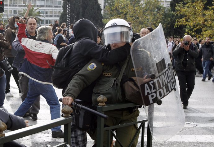 La Policía griega carga contra manifestantes