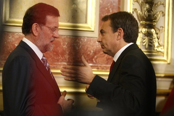 Rajoy y Zapatero charlando en el Congreso