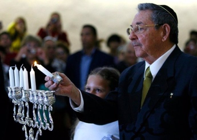 El presidente cubano, Raúl Castro, en una ceremonia judía en La Habana.