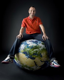 Iniesta posa para DIR como campeón del Mundo