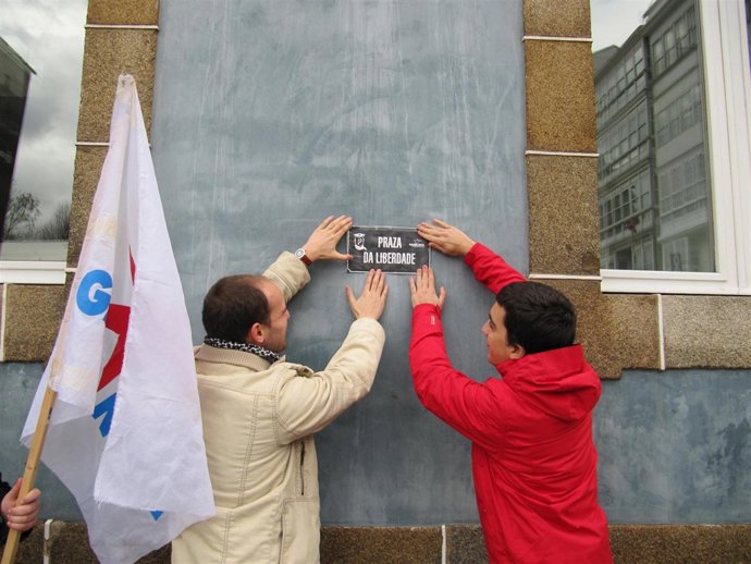 Momento de la colocación de la placa por parte del Responsable Comarcal, Iago Va