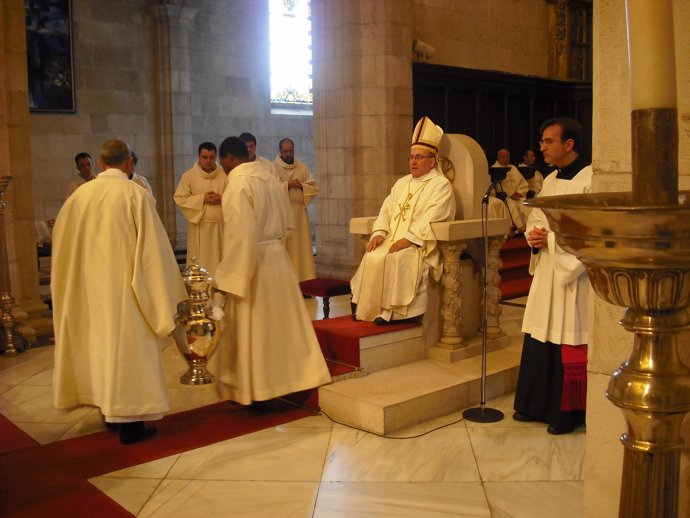 El obispo de Santander durante una Eucaristía. 