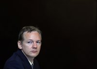 Julian Assange, detenido por la Policía británica