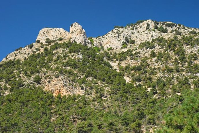 La imagen muestra una panorámica de las cumbres de Sierra Espuña, territorio inc